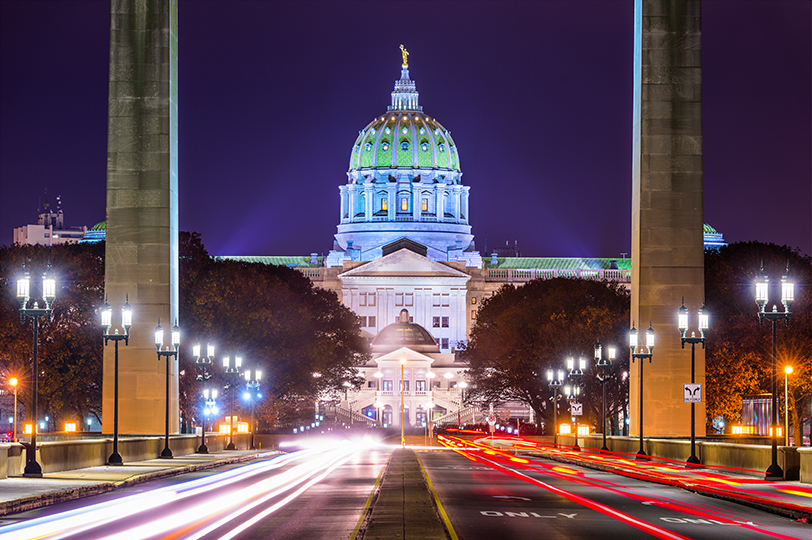 the captiol building in washington dc at night