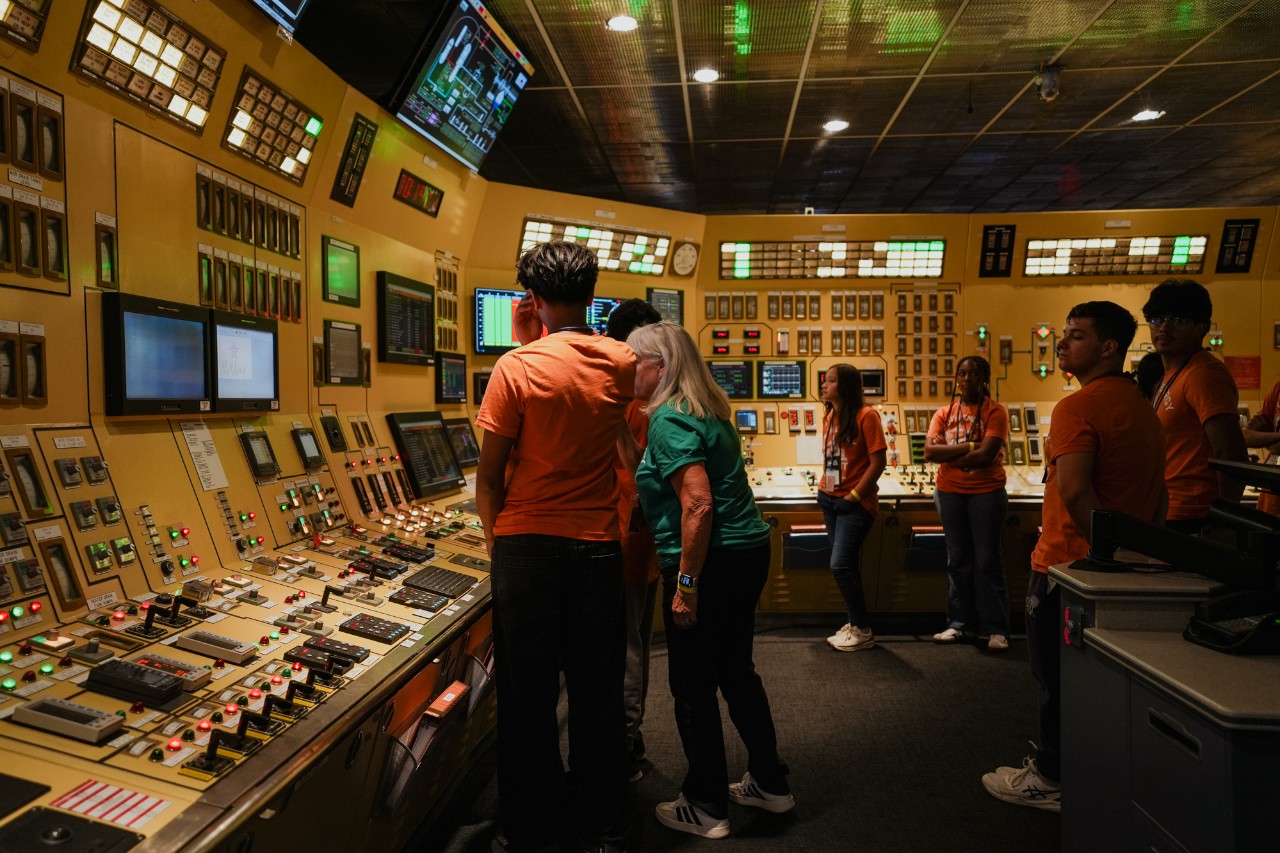 y.e.s students touring inside calvert cliffs clean energy center